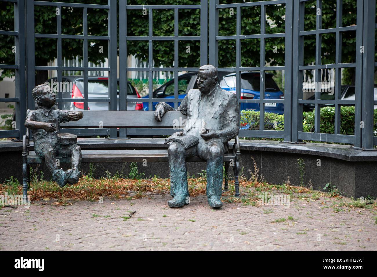 Das Denkmal zeigt Günther Grass, sitzend auf einer Bank, während neben ihm Oskar Matzerath, die zentrale Figur aus seinem berühmten Roman "Die Blechtr Stock Photo