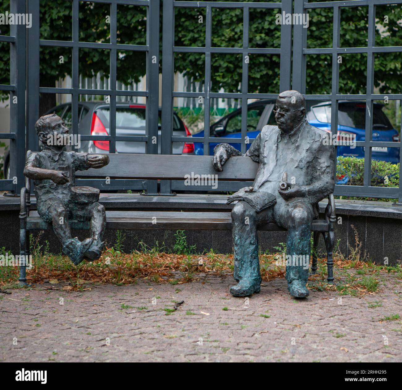 Das Denkmal zeigt Günther Grass, sitzend auf einer Bank, während neben ihm Oskar Matzerath, die zentrale Figur aus seinem berühmten Roman "Die Blechtr Stock Photo