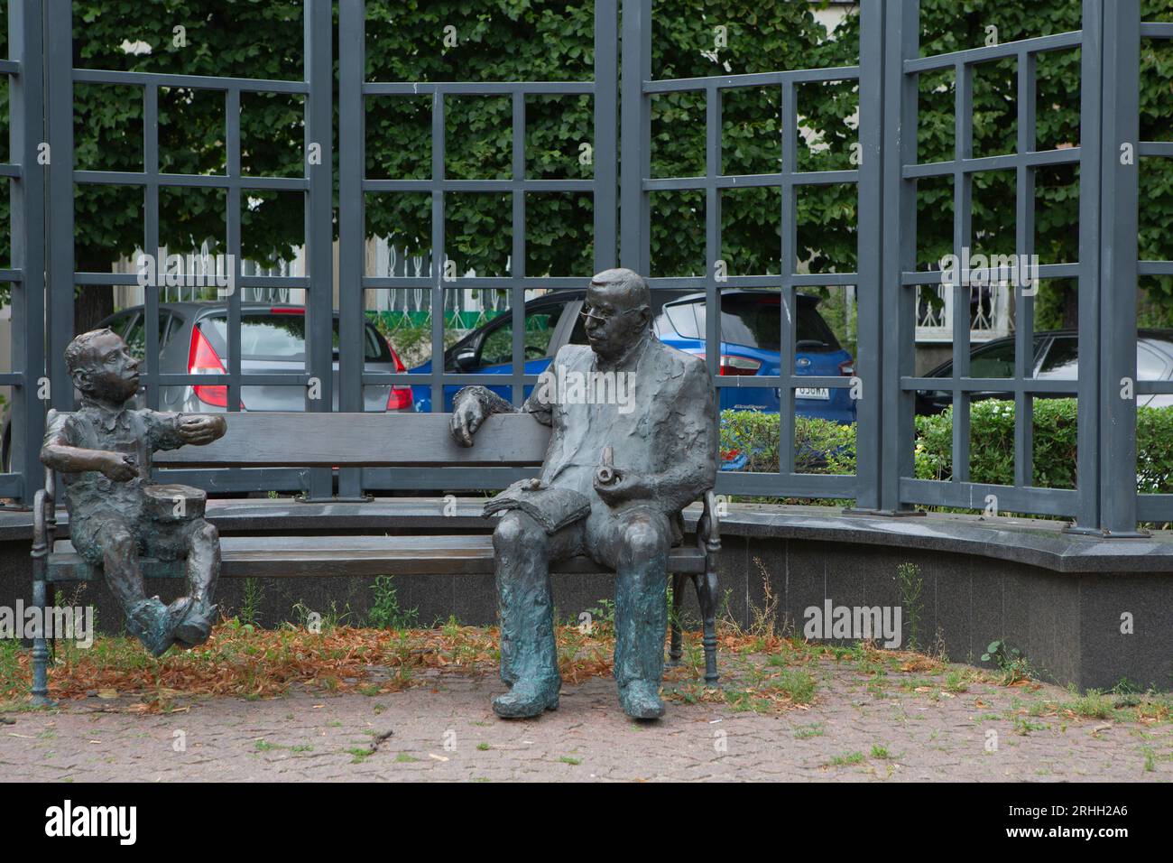 Das Denkmal zeigt Günther Grass, sitzend auf einer Bank, während neben ihm Oskar Matzerath, die zentrale Figur aus seinem berühmten Roman 'Die Blechtr Stock Photo