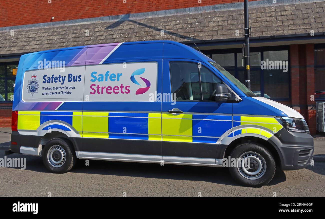 Cheshire Constabulary Safer Streets bus, at Police Station, Arpley St, Warrington, Cheshire, England, UK, WA1 1LQ Stock Photo