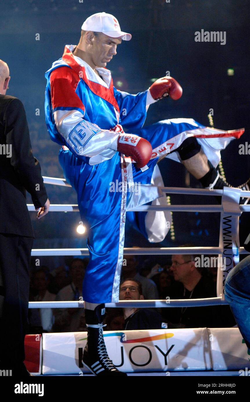 ARCHIVE PHOTO: Nikolai VALUEV turns 50 on August 21, 2023, Nikolai VALUEV (RUS).gets into the ring. Nikolai VALUEV-Ruslan CHAGAEV . Boxing WBA World Heavyweight Championship on April 14, 2007. ?SVEN SIMON, Princess-Luise-Str.41#45479 Muelheim/Ruhr#tel.0208/9413250#fax 0208/9413260#account 244 293 433 P ostbank E ssen BLZ 360 100 43#www.SvenSimon.net#e-mail :SvenSimon@t-online.de. Stock Photo