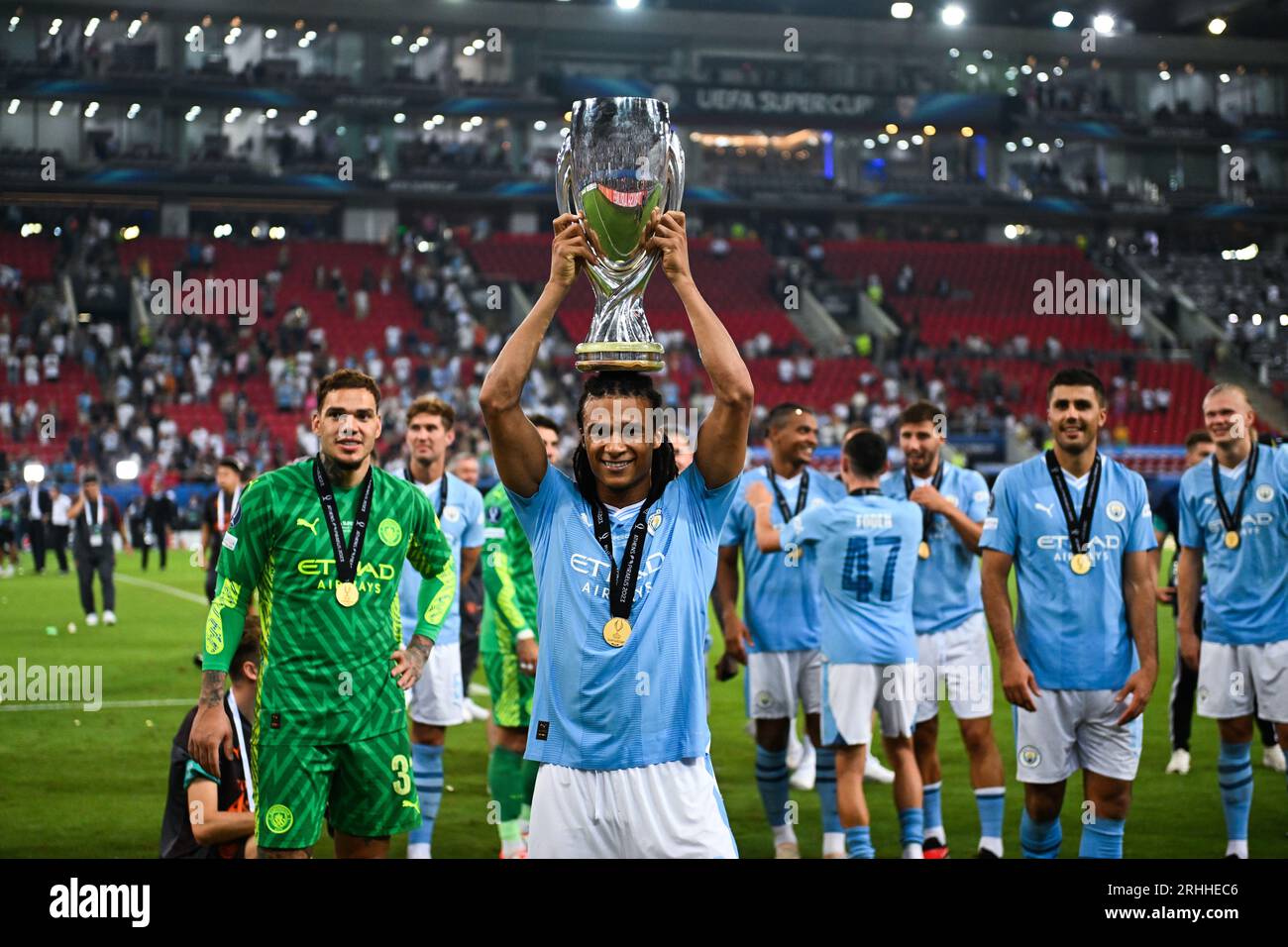 Piraeus, Greece. 16 August, 2023: Nathan Ake of Manchester City celebrates with the trophy during the UEFA Super Cup 2023 match between Manchester City FC and Sevilla FC at Georgios Karaiskakis Stadium in Piraeus, Greece. August 16, 2023. (Photo by Nikola Krstic/Alamy) Stock Photo