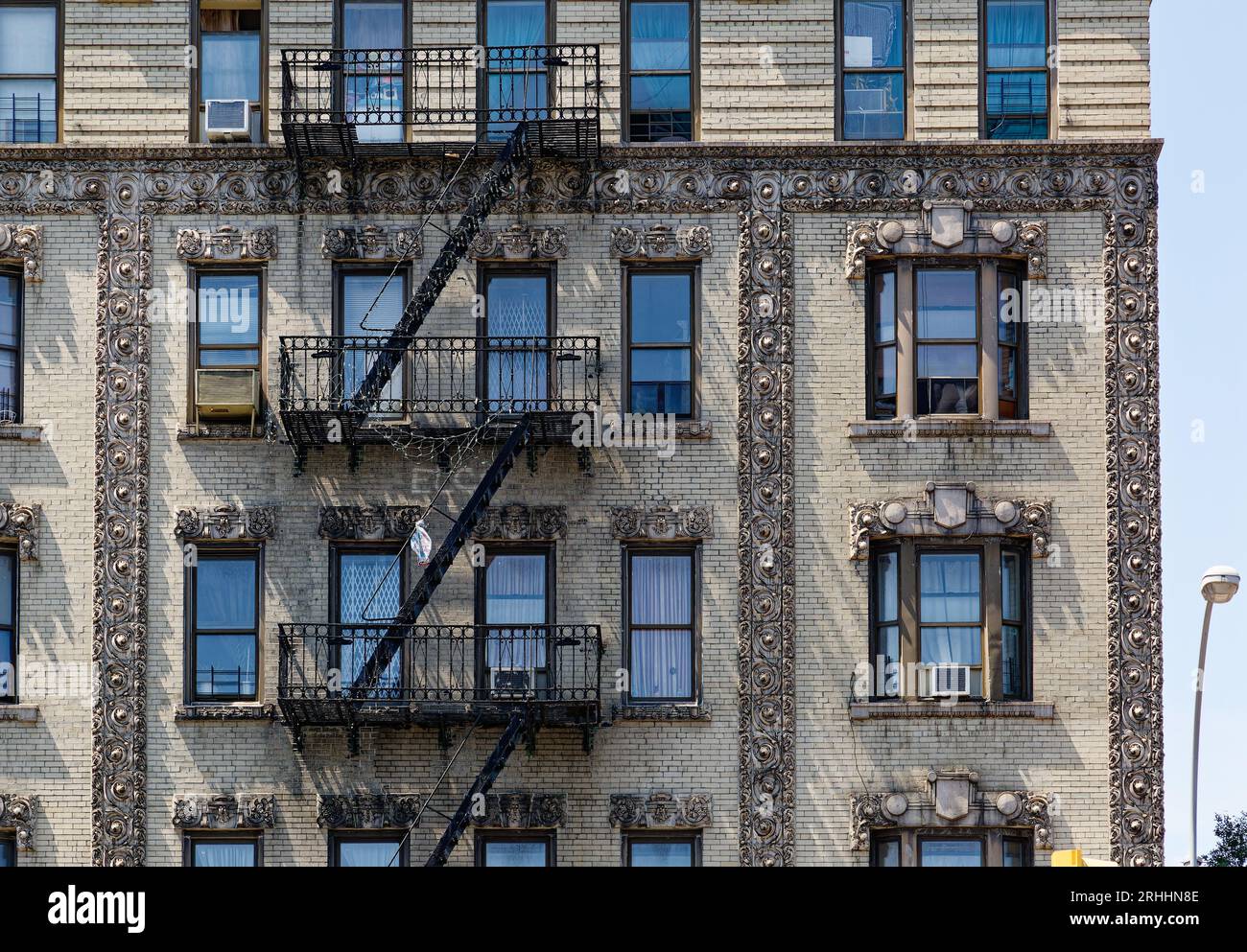 Six story apartment building hires stock photography and images Alamy