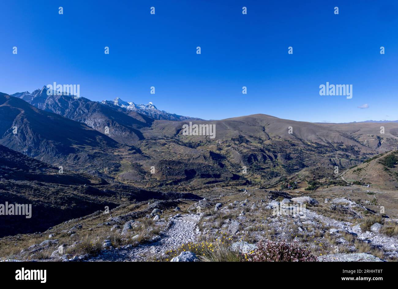 panoramic view of the Cordillera Blanca mountain range from the hike to  lake Churup near Huaraz, Peru Stock Photo