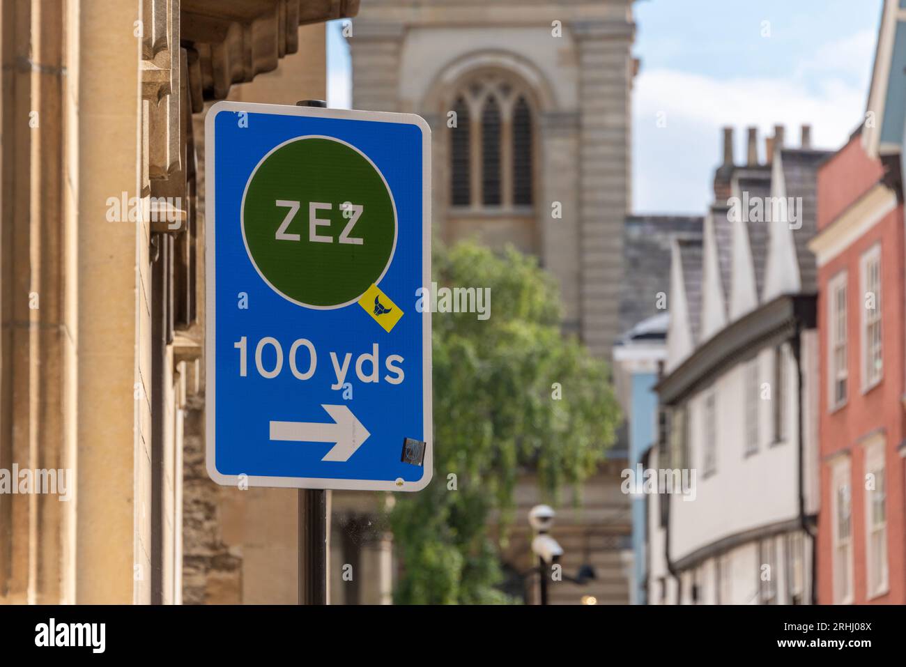 Sign warning drivers of Oxford's Zero Emission Zone (ZEZ) Stock Photo