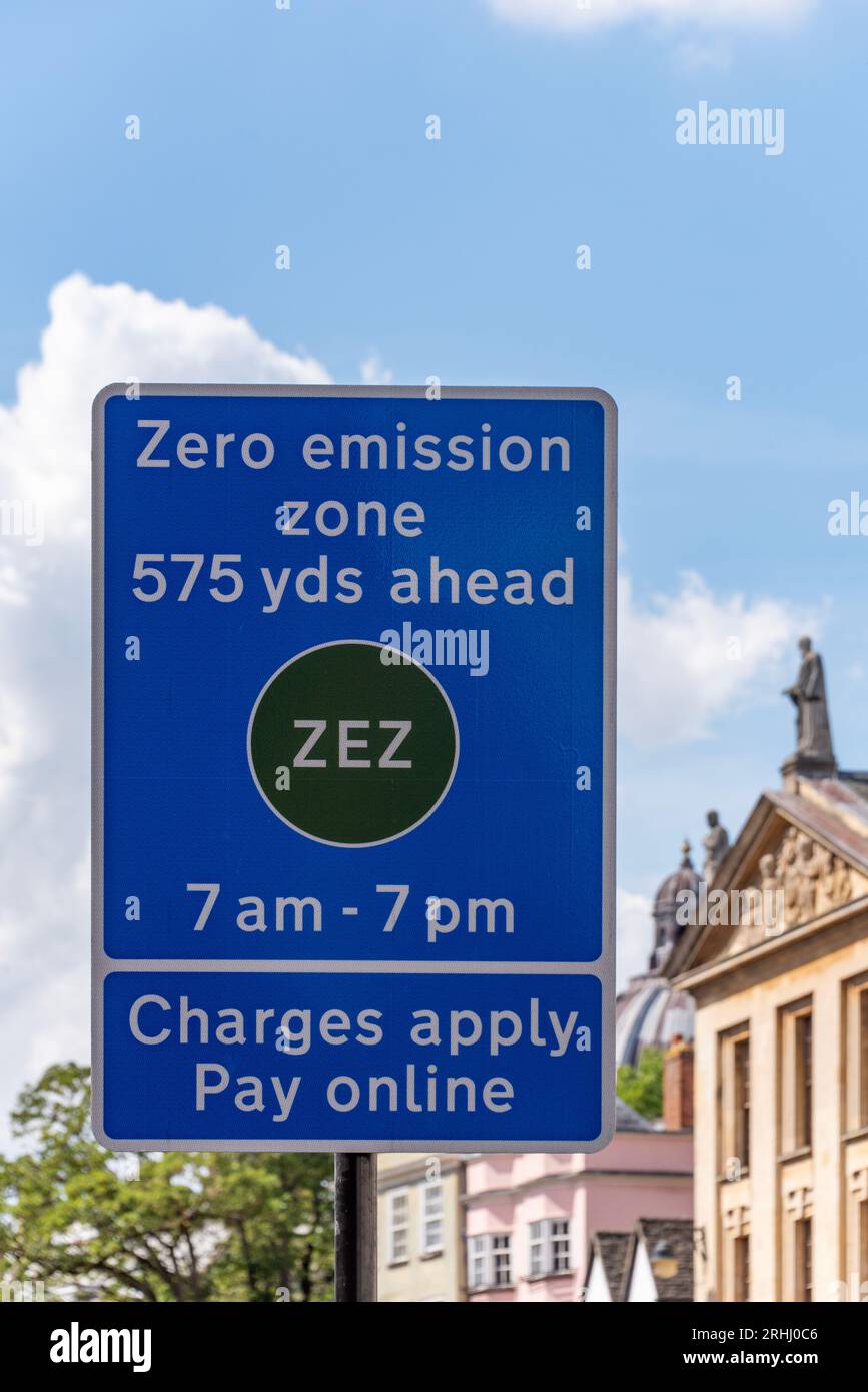 Sign warning drivers of Oxford's Zero Emission Zone (ZEZ) Stock Photo