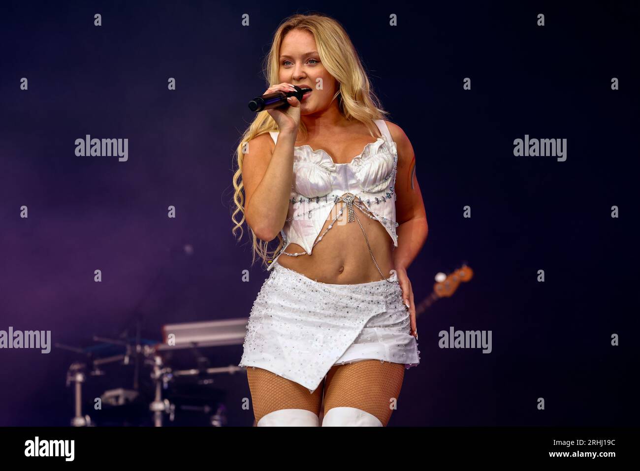 Zara Larsson performs on the MTV Stage during the V Festival at Weston Park  in Shifnal, Shropshire Stock Photo - Alamy