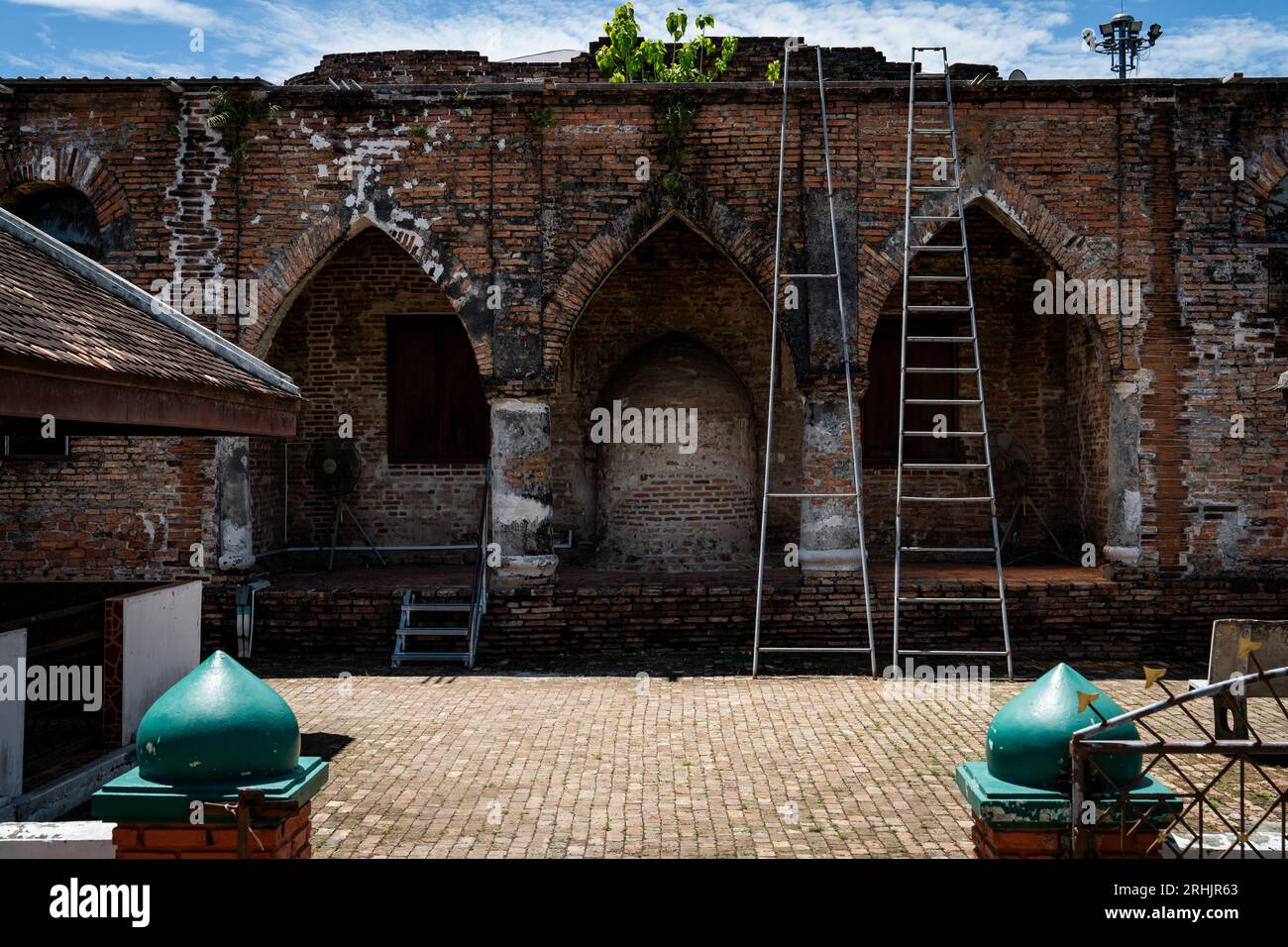 Thailand. 16th Aug, 2023. A general view of Krue Se Mosque, the site of a massacre in 2004. After a seven-hour stand-off with Thai military personnel, soldiers attacked and killed 32 Malay Muslims trapped inside of the mosque. Pattani is one of the three deep south provinces of Thailand, which has been under an emergency decree to quell a muslim separatist insurgency for nearly two decades. (Photo by Matt Hunt/SOPA Images/Sipa USA) Credit: Sipa USA/Alamy Live News Stock Photo