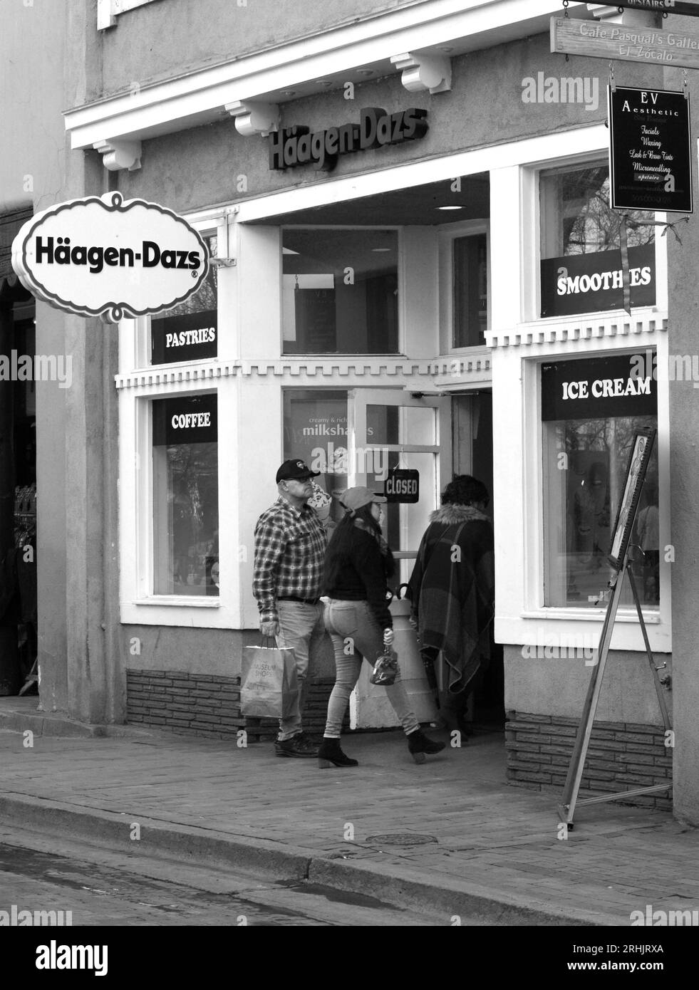 haagen-dazs-ice-cream-shop-black-and-white-stock-photos-images-alamy