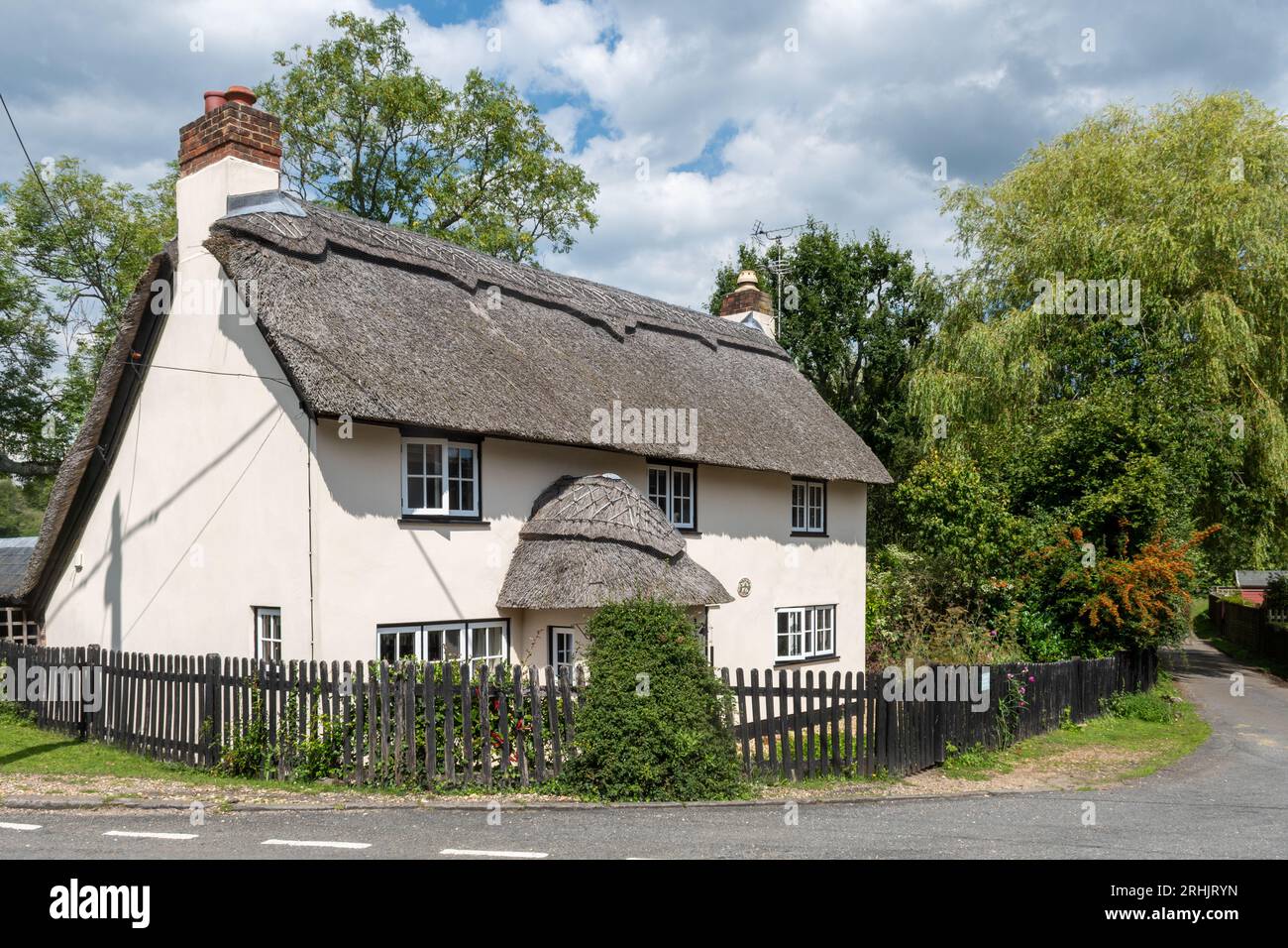 Pretty thatched cottage in Minstead, a village in the New Forest National Park, Hampshire, England, UK Stock Photo