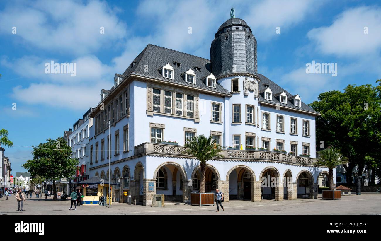 Deutschland, NRW, Märkischer Kreis, Menden, Marktplatz von Menden mit Altem Rathaus, erbaut 1914 nach Entwurf von Carl Moritz Stock Photo