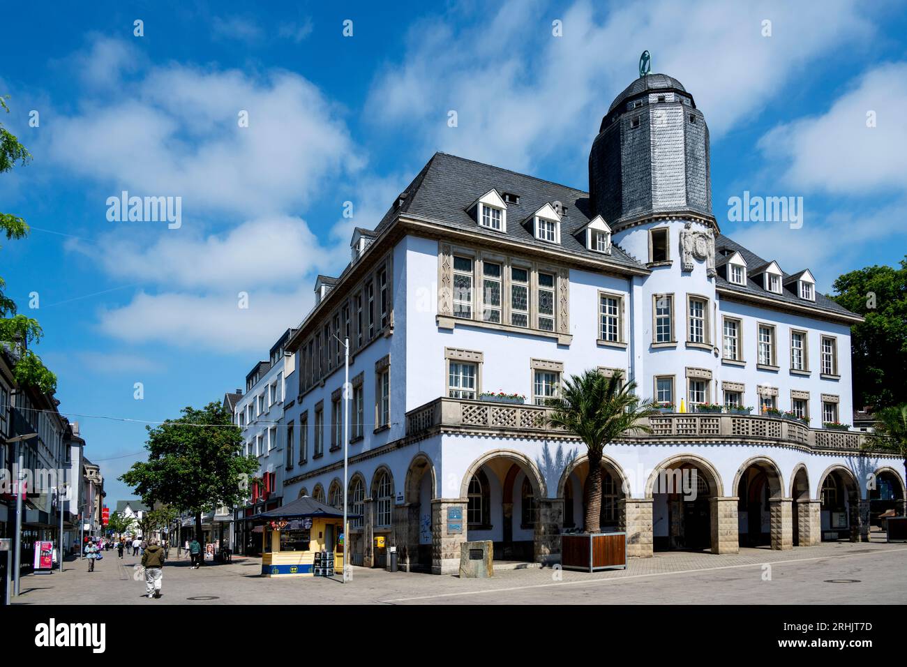 Deutschland, NRW, Märkischer Kreis, Menden, Marktplatz von Menden mit Altem Rathaus, erbaut 1914 nach Entwurf von Carl Moritz Stock Photo