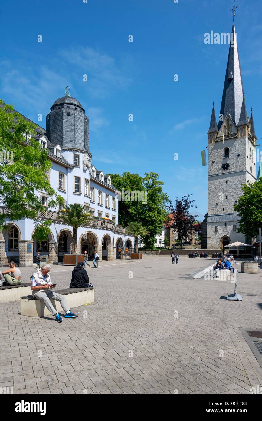 Deutschland, NRW, Märkischer Kreis, Menden, Marktplatz von Menden mit Altem Rathaus und St.-Vincenz-Kirche Stock Photo