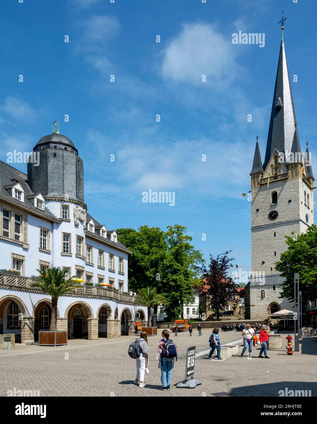 Deutschland, NRW, Märkischer Kreis, Menden, Marktplatz von Menden mit Altem Rathaus und St.-Vincenz-Kirche Stock Photo