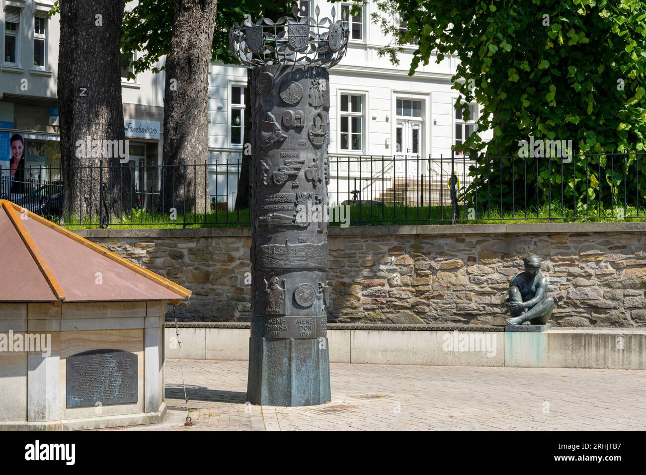 Deutschland, NRW, Märkischer Kreis, Menden, Marktplatz, Geschichtssäule mit Brunnen Stock Photo