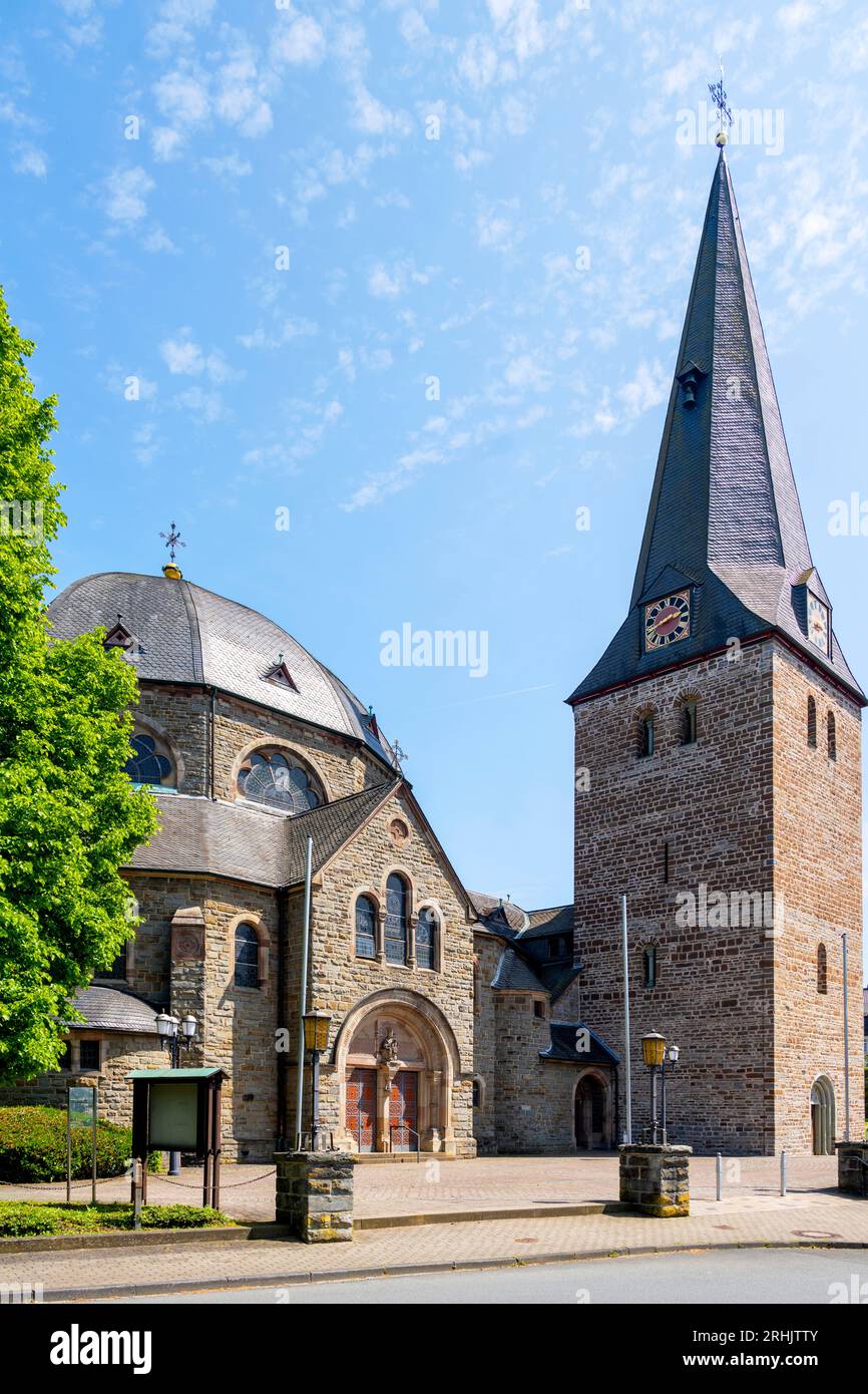 Deutschland, NRW, Märkischer Kreis, Balve, Pfarrkirche St.Blasius mit der Oktogonkuppel von 1910, rechts das Mausoleum des Landdrosten Henneke-Schünge Stock Photo