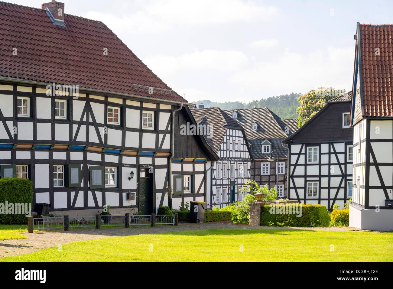 Deutschland, NRW, Märkischer Kreis, Balve, Fachwerkhäuser im nördlichen Bereich des Kirchhofs Stock Photo