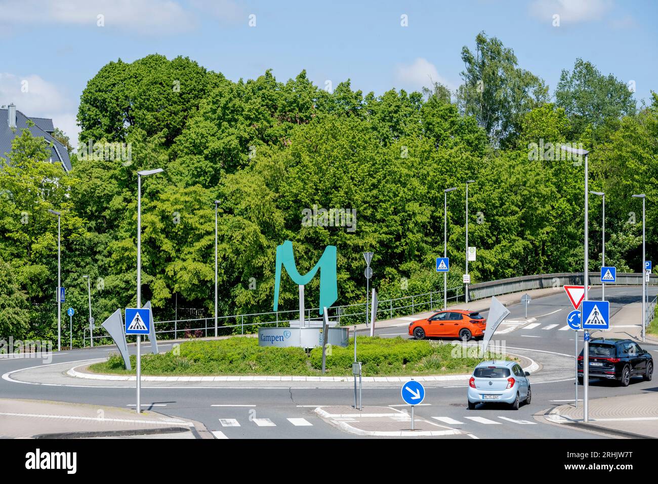 Deutschland, NRW, Märkischer Kreis, Meinerzhagen, Blick zum Kreisverkehr an der Stadthalle Stock Photo