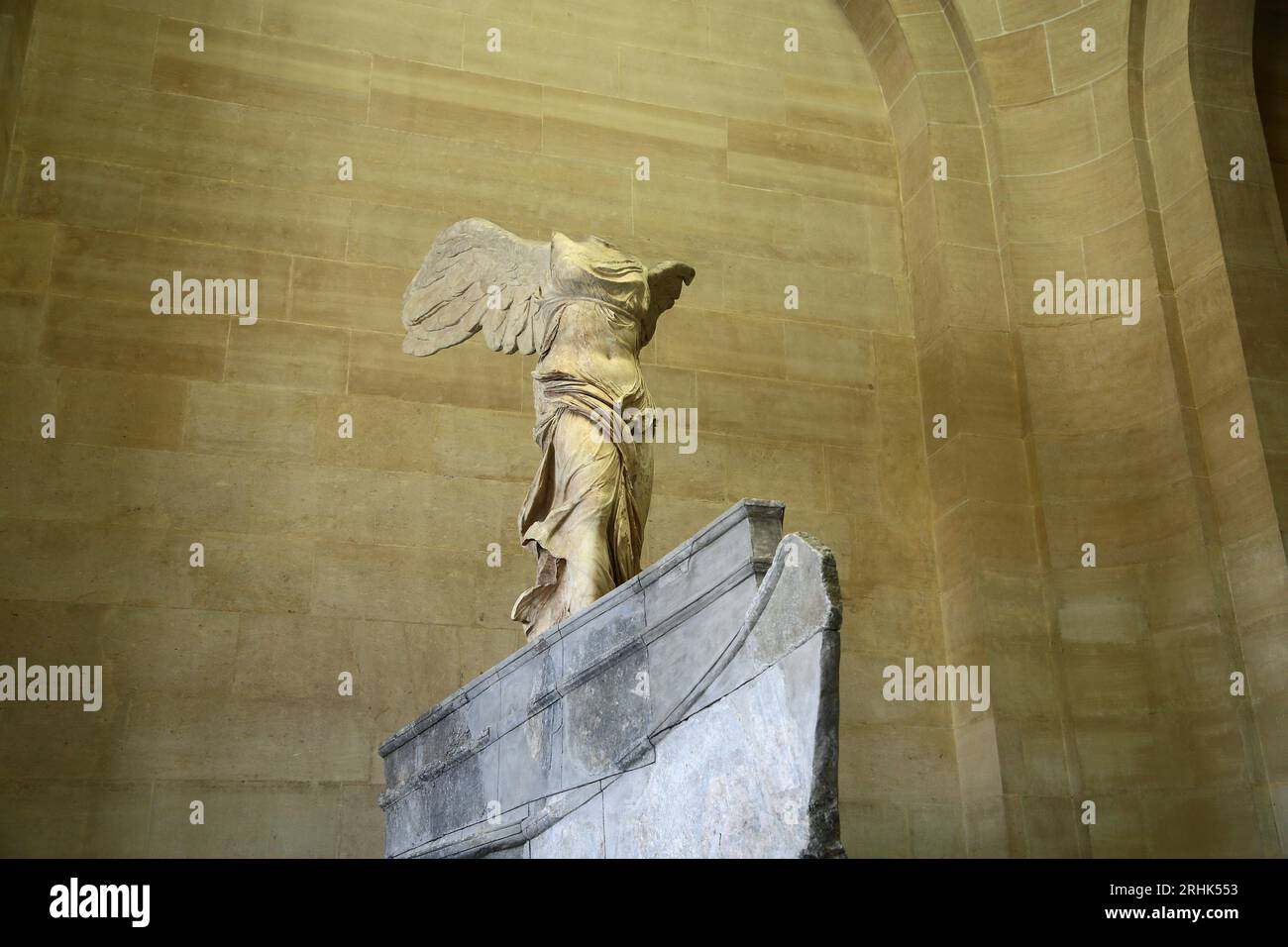 winged victory of samothrace the louvre
