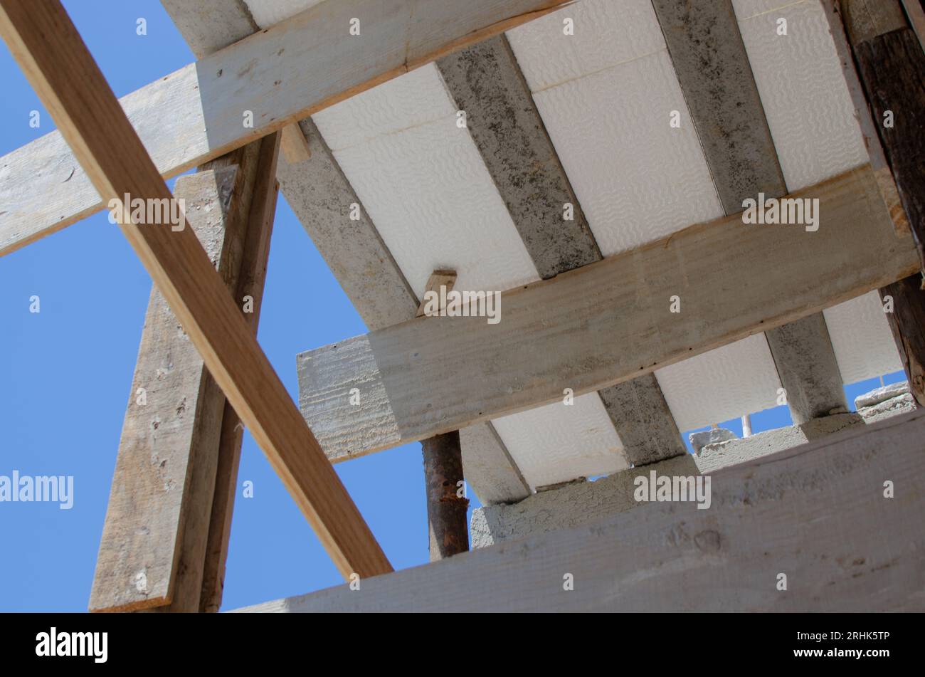 Detail of the construction of a Styrofoam slab in Brazil, a light and efficient option for thermal insulation. Styrofoam slab, sustainable and economi Stock Photo