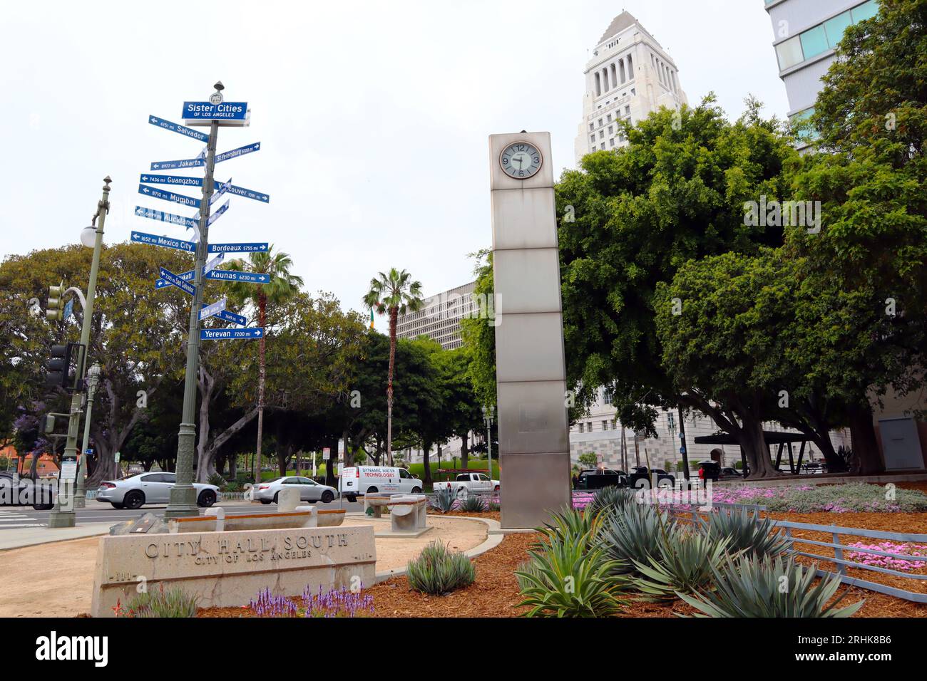 CITY OF LOS ANGELES看板 Graffiti-tarnished towers in downtown L.A. remain in limbo