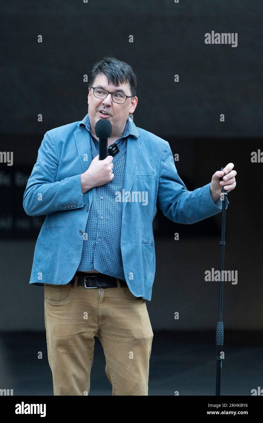 Edinburgh, Scotland, UK. 17th August 2023. Graham Linehan performs as part of a Comedy Unleashed stand up show outside the Scottish Parliament in the open air tonight after previous two venues cancelled the show . Ticket holders for the original show at Leith Arches formed the audience. Iain Masterton/Alamy Live News Stock Photo