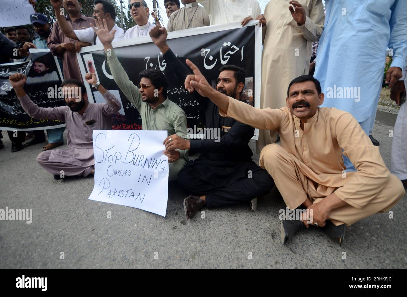 Peshawar, Peshawar, Pakistan. 17th Aug, 2023. Members of the Christian minority hold placards as they shout slogans during a protest against mob attacks that erupted the day before in Jaranwala, near Faisalabad, in Peshawar, Pakistan, 17 August 2023. Armed mobs in Jaranwala targeted two churches and private homes, setting them on fire and causing widespread destruction. The attack was sparked by the discovery of torn pages of the Muslims holy book Koran with alleged blasphemous content near a Christian colony. (Credit Image: © Hussain Ali/ZUMA Press Wire) EDITORIAL USAGE ONLY! Not for Commerc Stock Photo