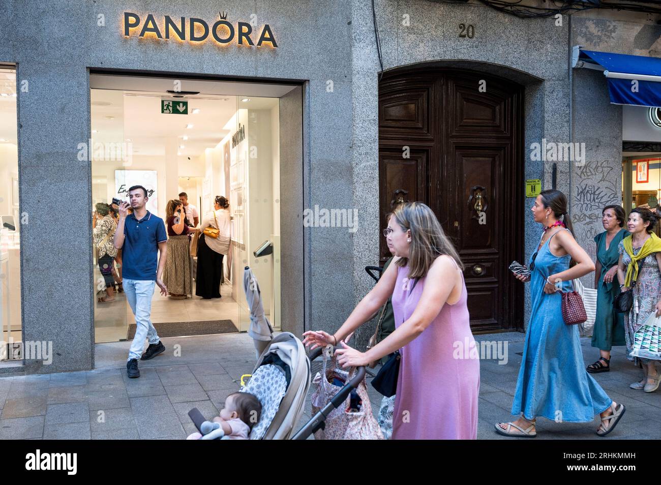 Pandora store front hi-res stock photography and images - Alamy