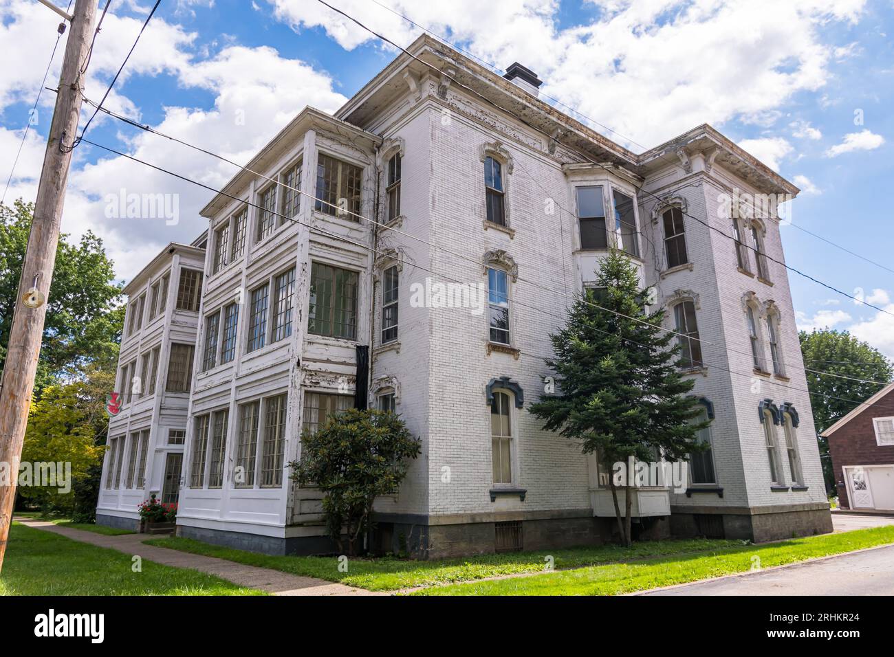 An old three story apartment building on Fourth Street in Warren