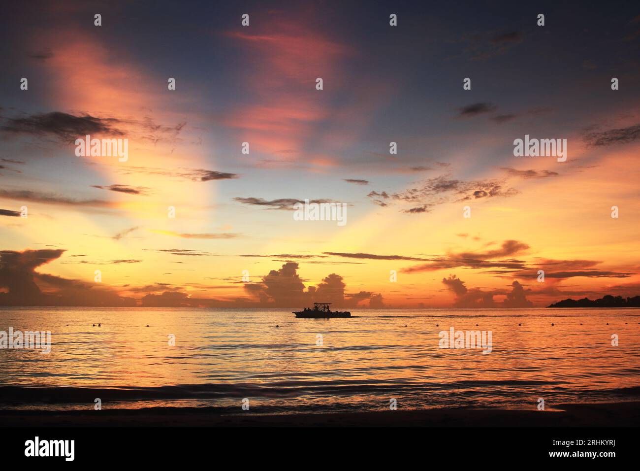 Boat tropical beach jamaica hi-res stock photography and images - Alamy, image size:1300x956