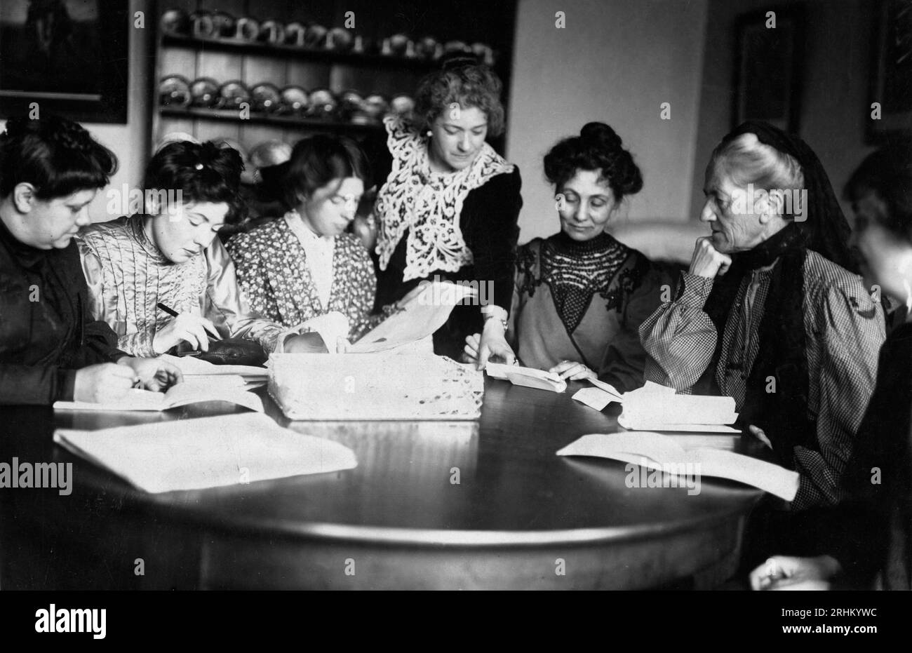 WSPU leaders Flora Drummond, Christabel Pankhurst, Annie Kenney, Emmeline Pankhurst, Charlotte Despard, with two others, 1906–1907 Stock Photo