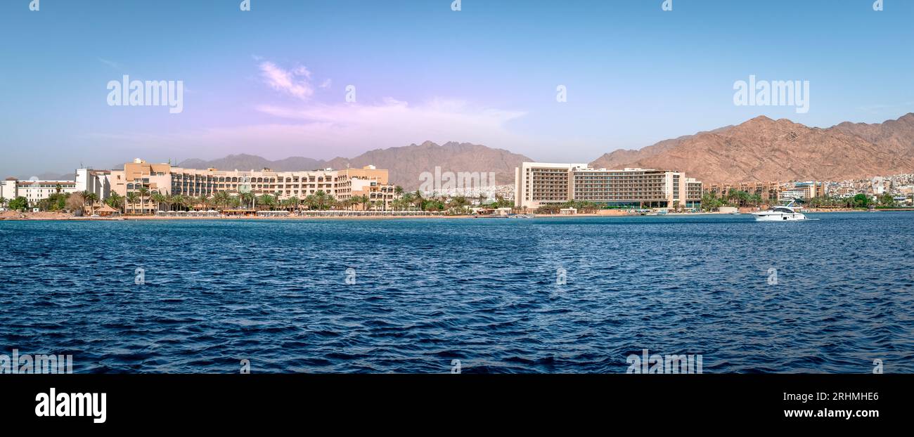 Panorama of the shore of the Red Sea in the gulf of Aqaba, with luxurious seafront hotels (Kempinski Hotel is on the right). Aqaba, Jordan. Stock Photo