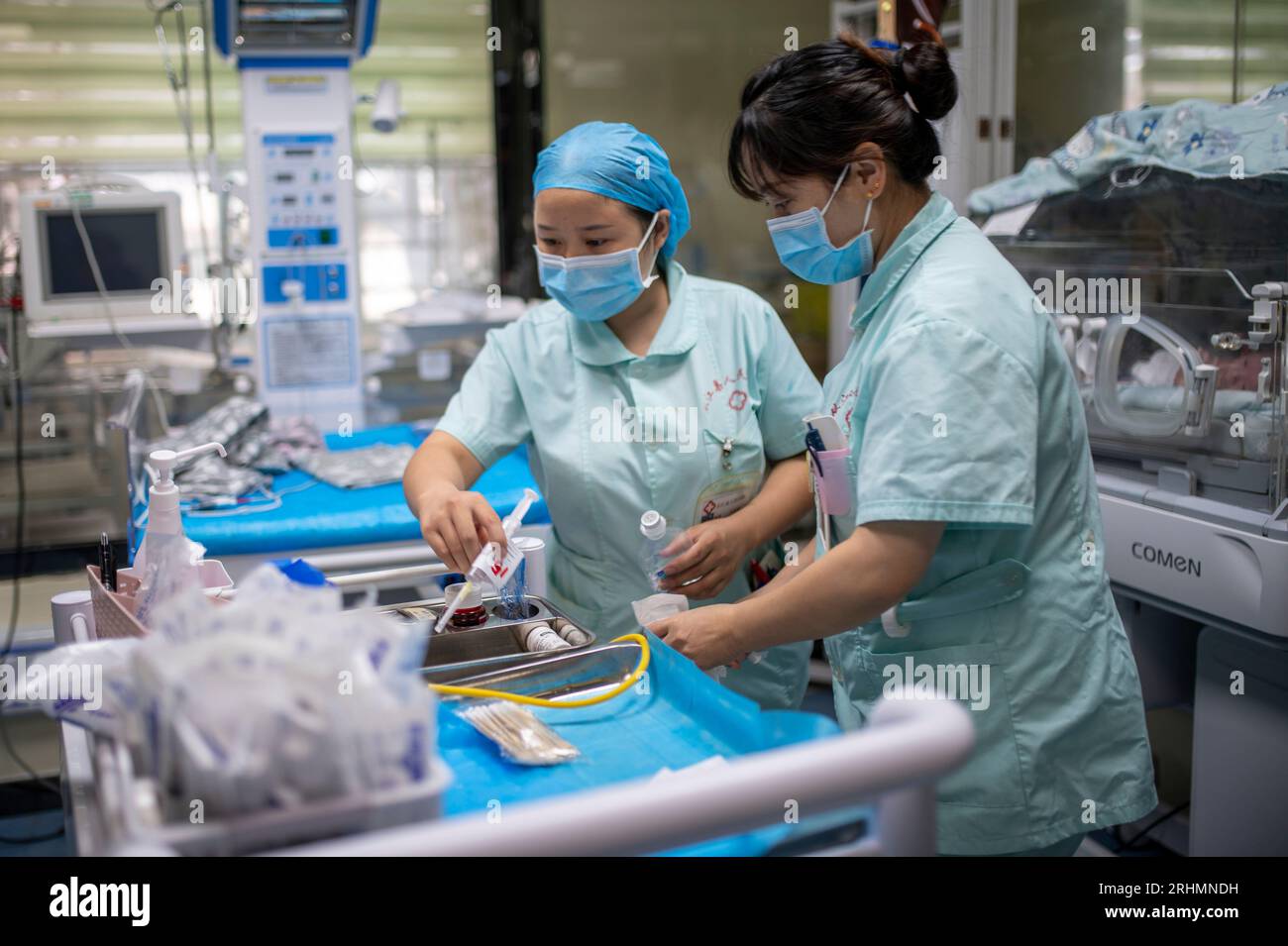 Neonatal doctor hires stock photography and images Alamy