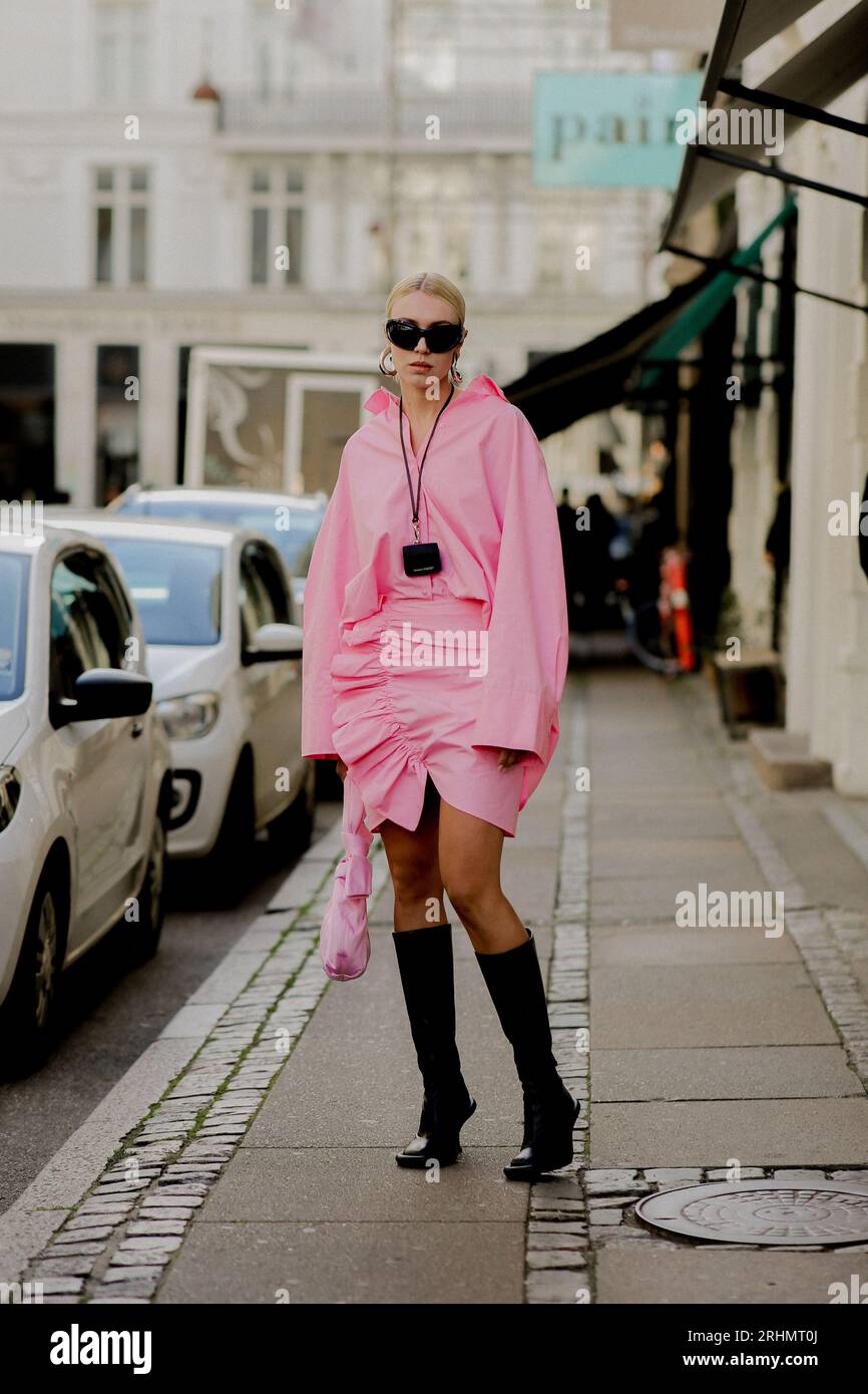 New York City, USA. 08th Sep, 2017. Blogger Lisa DiCicco Cahue walking on  the street during New York Fashion Week - Sept 8, 2017 - Photo: Runway  Manhattan/Valentina Ranieri ***For Editorial Use