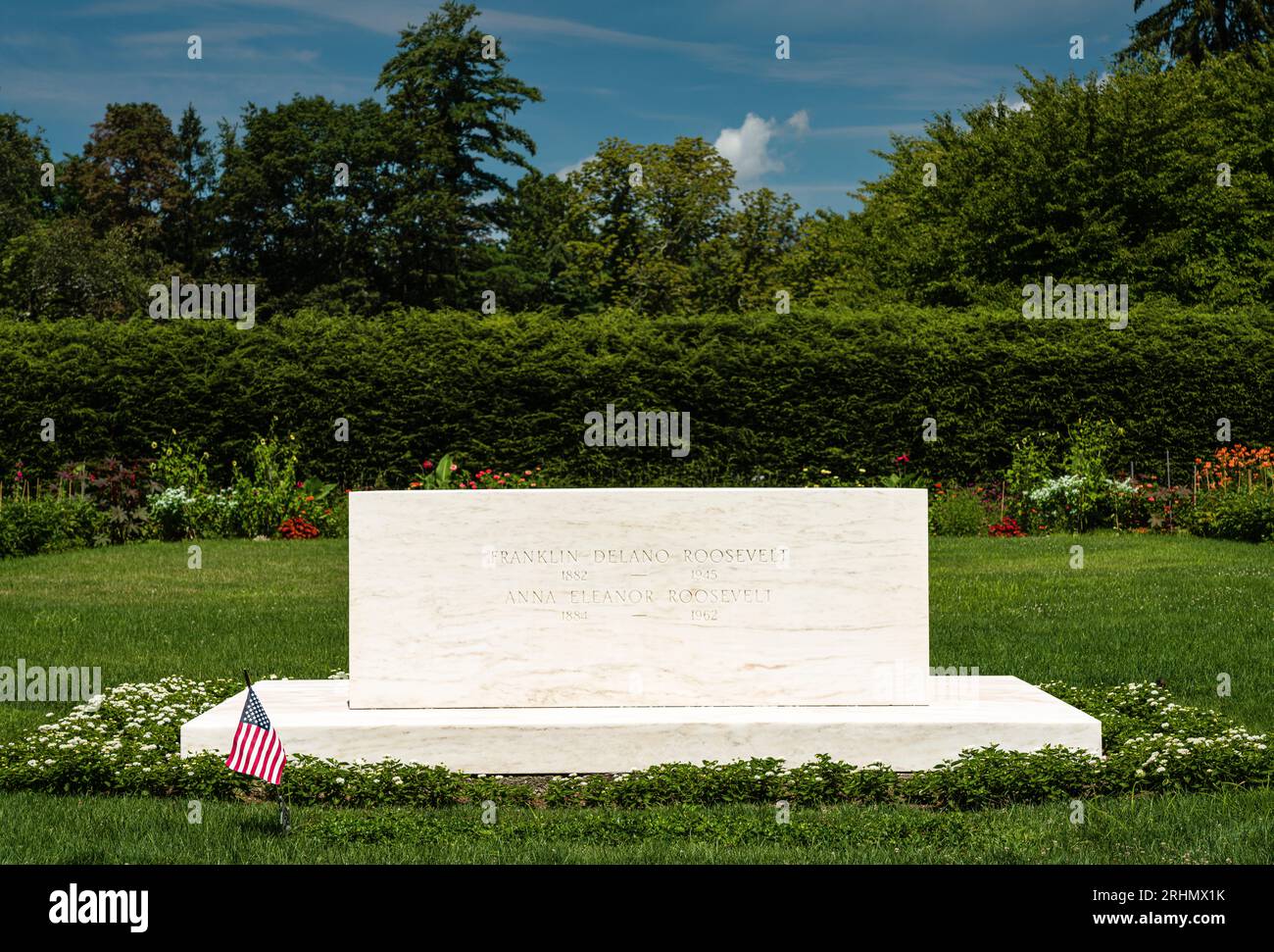Franklin D. Roosevelt & Eleanor Roosevelt's Grave Site Home of Franklin ...