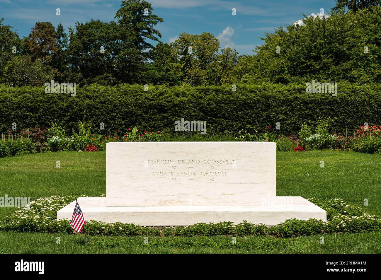 Franklin D. Roosevelt & Eleanor Roosevelt's Grave Site Home of Franklin ...