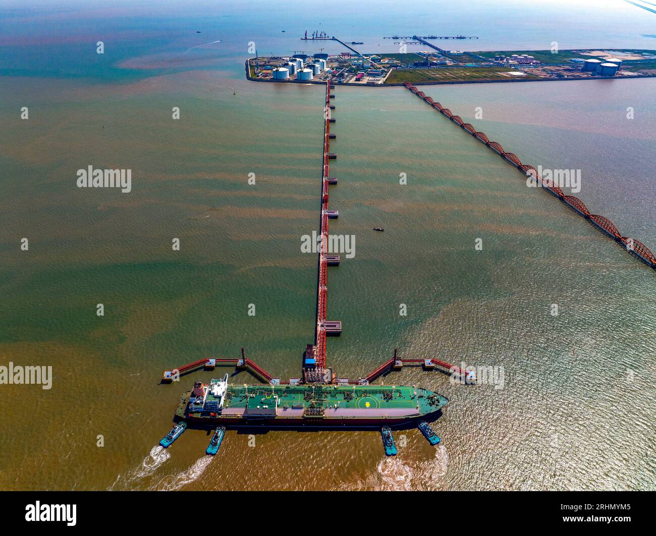 NANTONG, CHINA - AUGUST 17, 2023 - A fully loaded Marshall Islands-registered MOZAH docked at petrochina's Jiangsu LNG Terminal in Nantong, Jiangsu pr Stock Photo