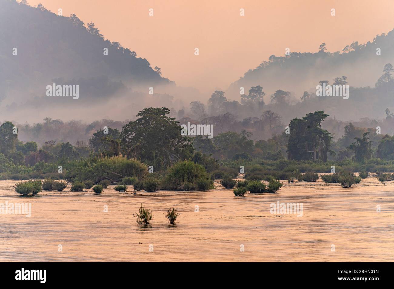 Sonnenuntergang am Mekong zwischen Don Det und Don Khon, Si Phan Don, Provinz Champasak, Laos, Asien  | Sunset at the Mekong river between  Don Det an Stock Photo