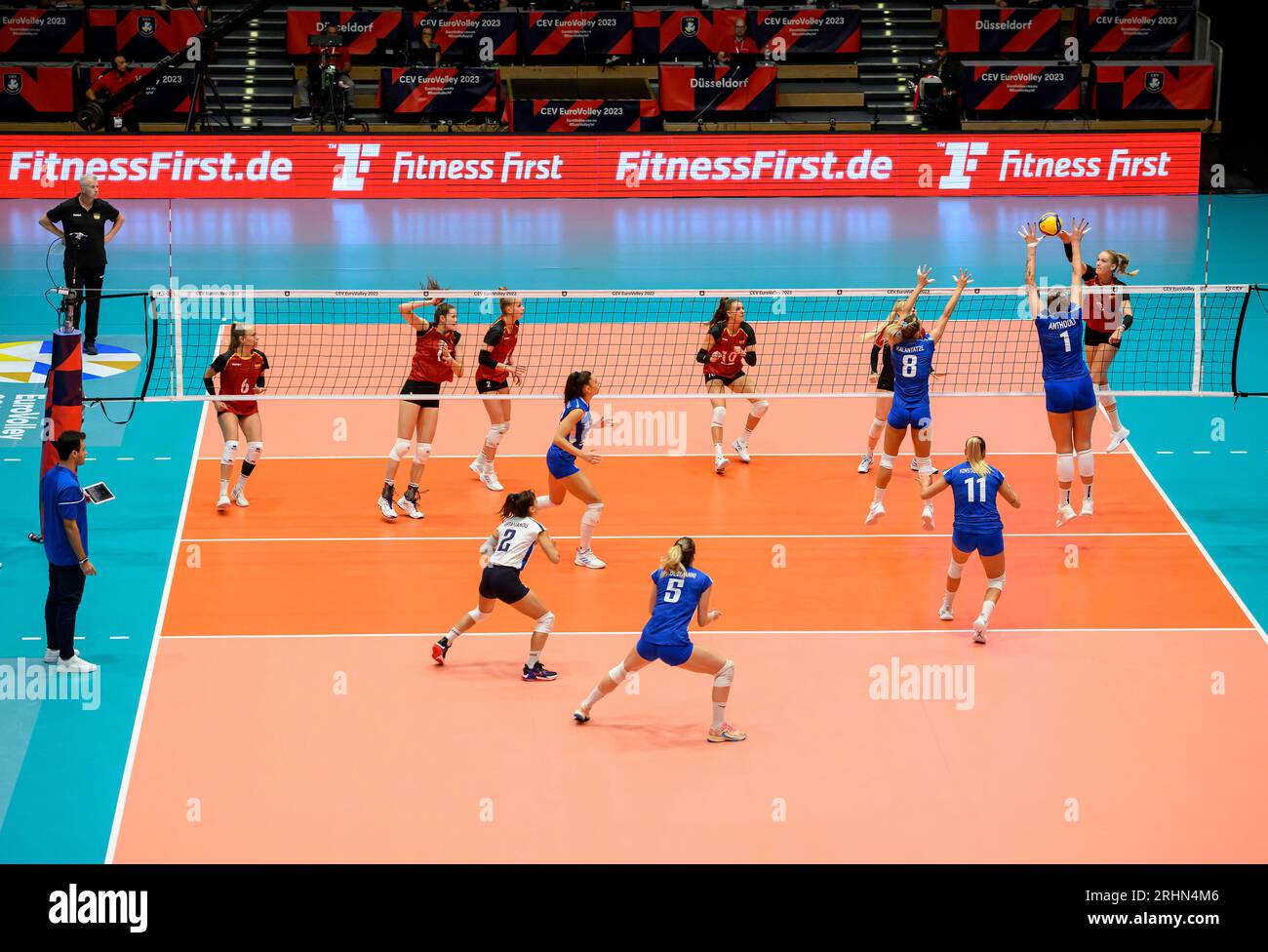 Dusseldorf/ Germany. 17/08/2023, feature, volleyball field, playing field, attack by Germany Lina ALSMEIER r. (GER), Action, left to right Antonia STAUTZ (GER), Marie SCHOELZEL (Scholzel)(GER), Pia KAESTNER (Kastner)(GER), Lena STIGROT (GER), Lina ALSMEIER (GER), Greece (GRE) - Germany GER) 0:3, on August 17th, 2023 Volleyball European Championship for Women, from August 15th - 03.09.2023 in Dusseldorf/ Germany. Stock Photo