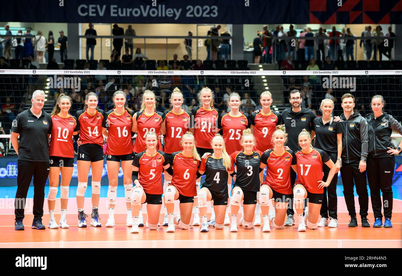 Dusseldorf/ Germany. 17/08/2023, Team GER, team photo, back left to right coach/ federal coach Vital HEYNEN (GER), Lena STIGROT (GER), Marie SCHOELZEL (Scholzel)(GER), Anastasia CEKULAEV (GER), Monique STRUBBE( GER), Hanna ORTHMANN (GER), Camilla WEITZE (GER), Rica MAASE (GER), Lina ALSMEIER (GER), front left to right Corina GLAAB (GER), Antonia STAUTZ (GER), Anna POGANY (GER), Annie CESAR (GER), Pia KAESTNER ( Kastner) (GER), Laura EMONTS (GER) Greece (GRE) - Germany GER) 0: 3, on August 17th, 2023 Volleyball European Championship for women, from August 15th. - 03.09.2023 in Dusseldorf/ Germa Stock Photo