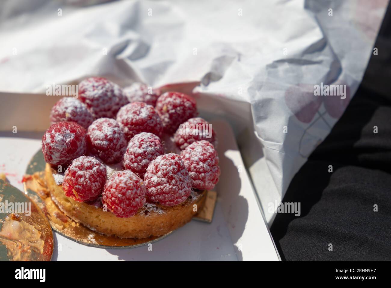 cake with fresh raspberries to eat outdoors Stock Photo - Alamy