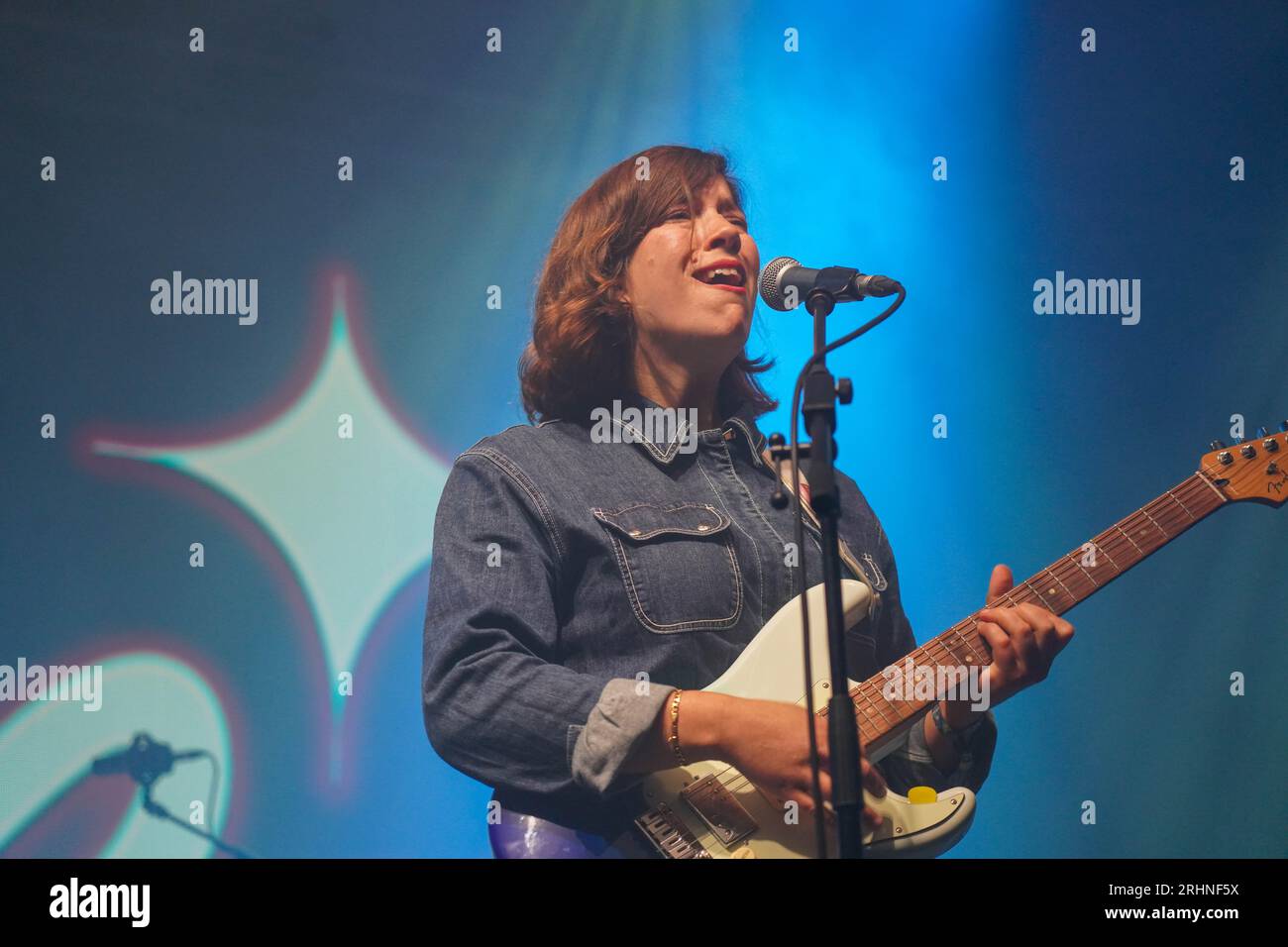 Glanusk Park, UK. Thursday, 17 August, 2023. Poppy Hankin of Girl Ray performing at the 2023 Green Man Festival in Glanusk Park, Brecon Beacons, Wales. Photo date: Thursday, August 17, 2023. Photo credit should read: Richard Gray/Alamy Live News Stock Photo