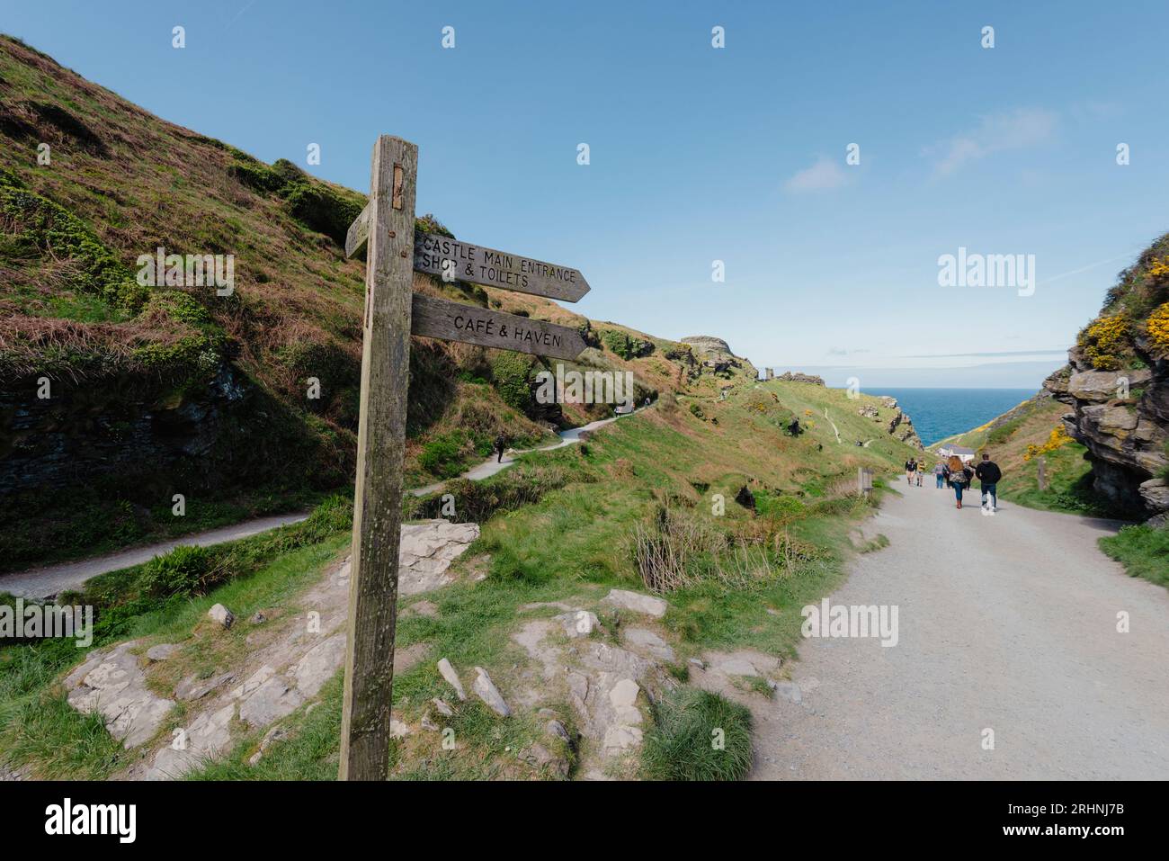 A wooden signpost directs people to the beach and castle at Tintagel in Cornwall UK Stock Photo