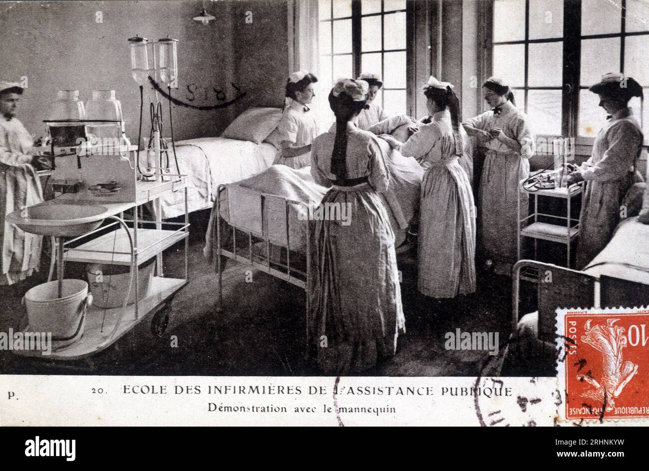 Carte postale de l'ecole des infirmieres de l'assistance publique : demonstration avec le mannequin, vers 1908. Bibliotheque Marguerite Durand. Stock Photo