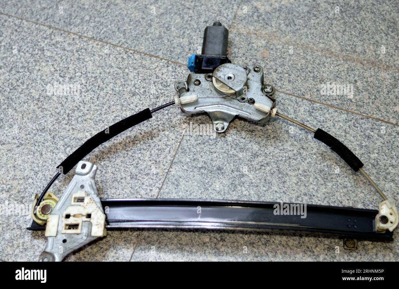 Electric window lifter with its parts, cable, sliding bar, glass