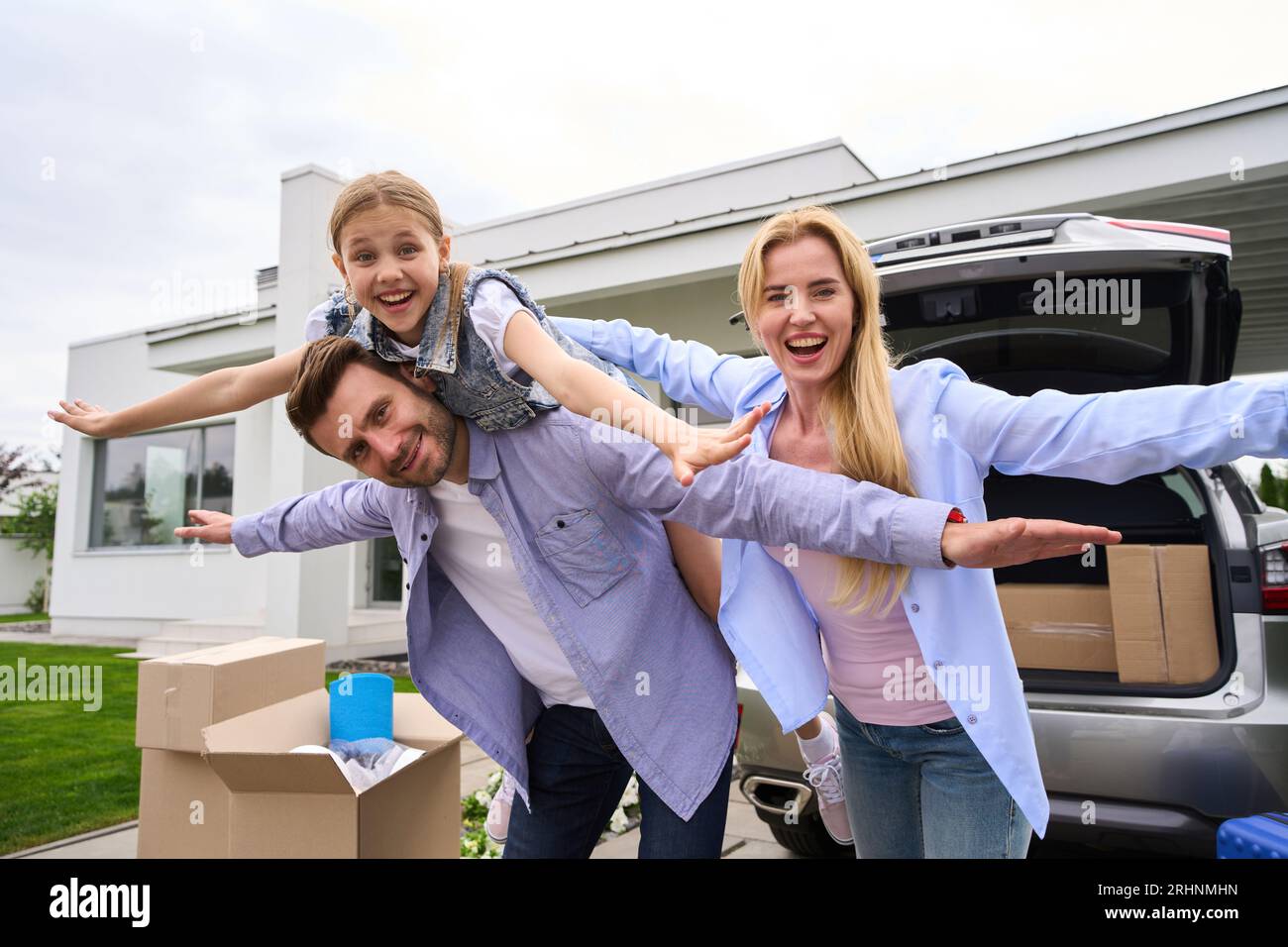 Happy family rejoices in moving to a new house Stock Photo - Alamy