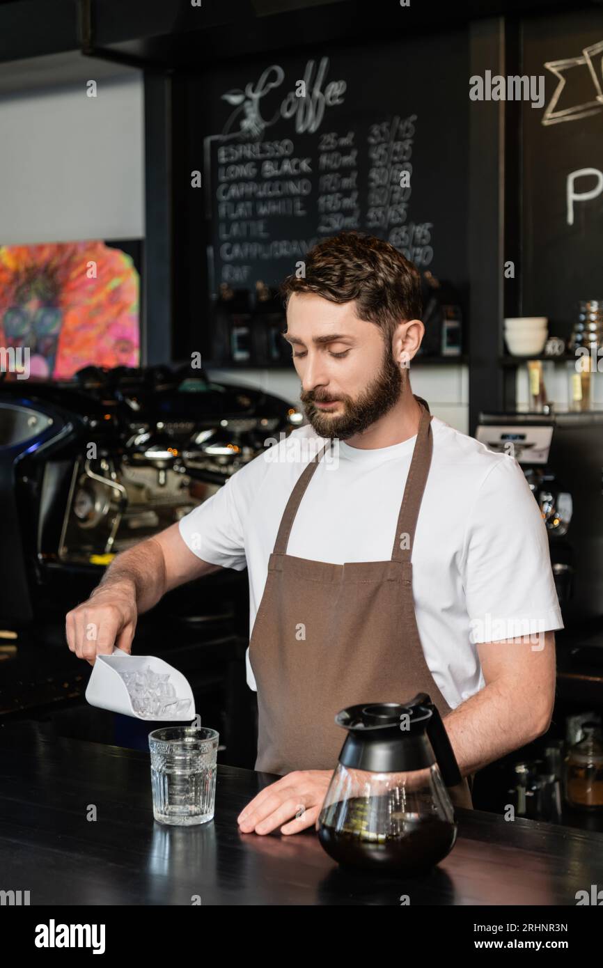 Barista pouring coffee in glass hi-res stock photography and images - Alamy