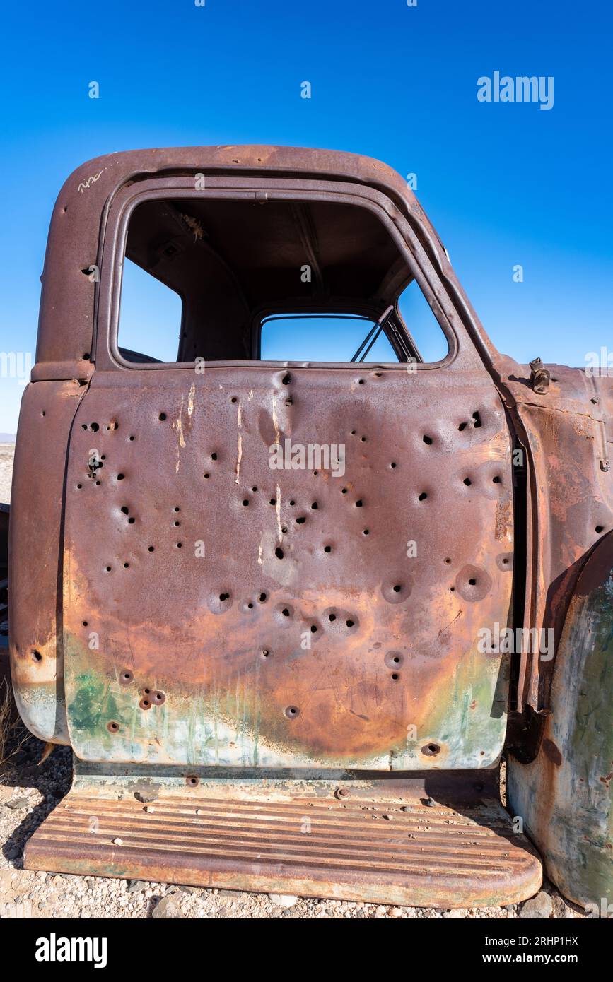 Rusty abandoned car in the desert Stock Photo - Alamy