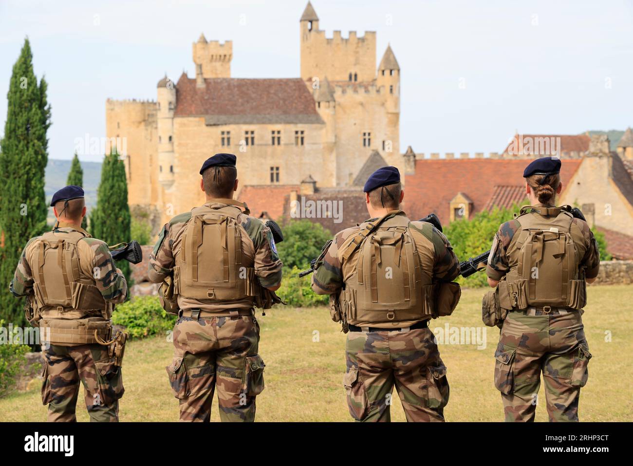 Des soldats de l’« Opération Sentinelle » veillent à la sécurité de sites touristiques du Périgord Noir. Ici près du château fort de Beynac. Le villag Stock Photo