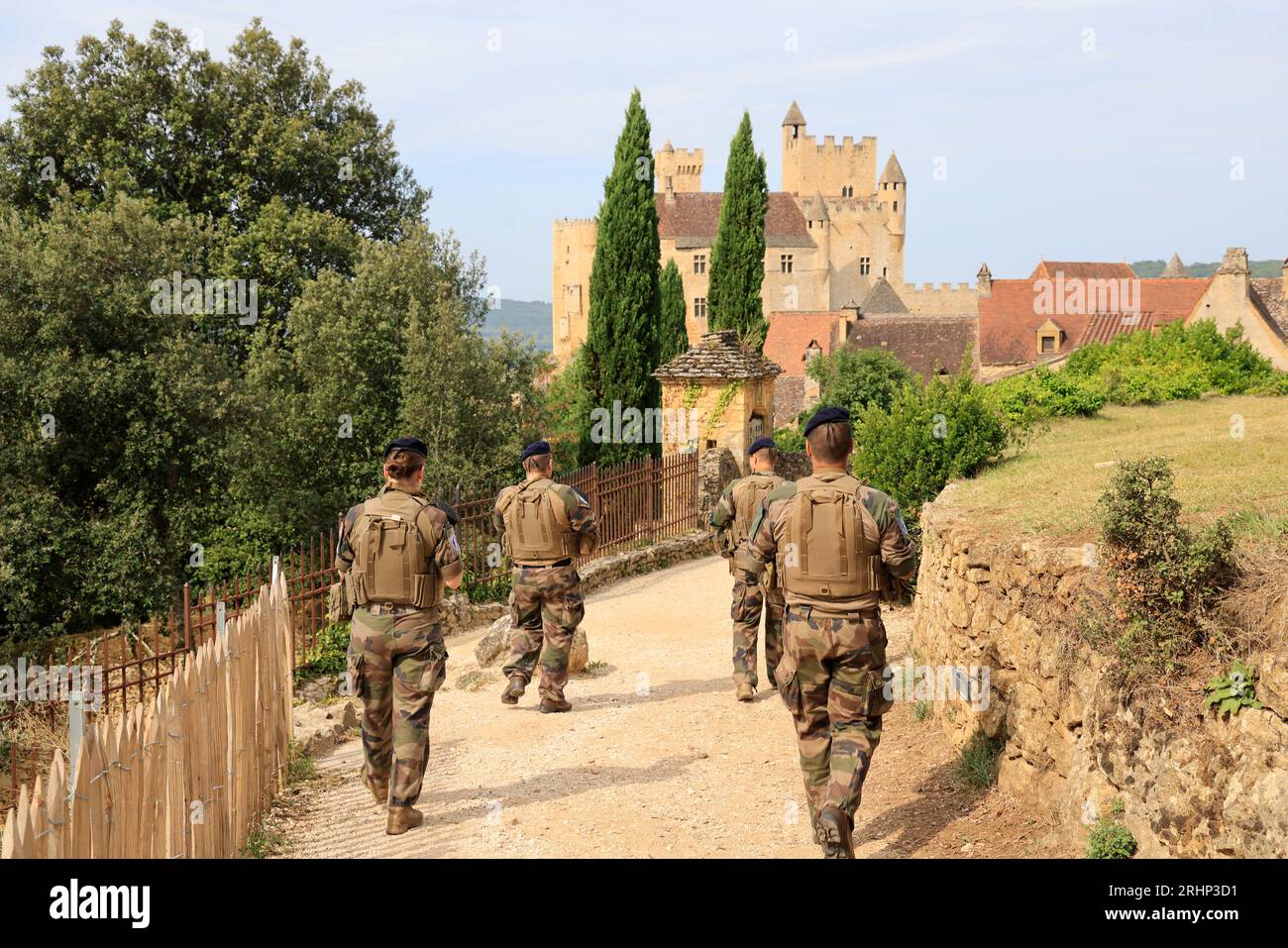 Des soldats de l’« Opération Sentinelle » veillent à la sécurité de sites touristiques du Périgord Noir. Ici près du château fort de Beynac. Le villag Stock Photo